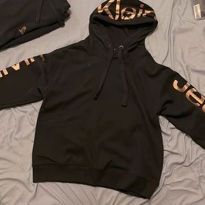 Hoodie medium black and gold letters